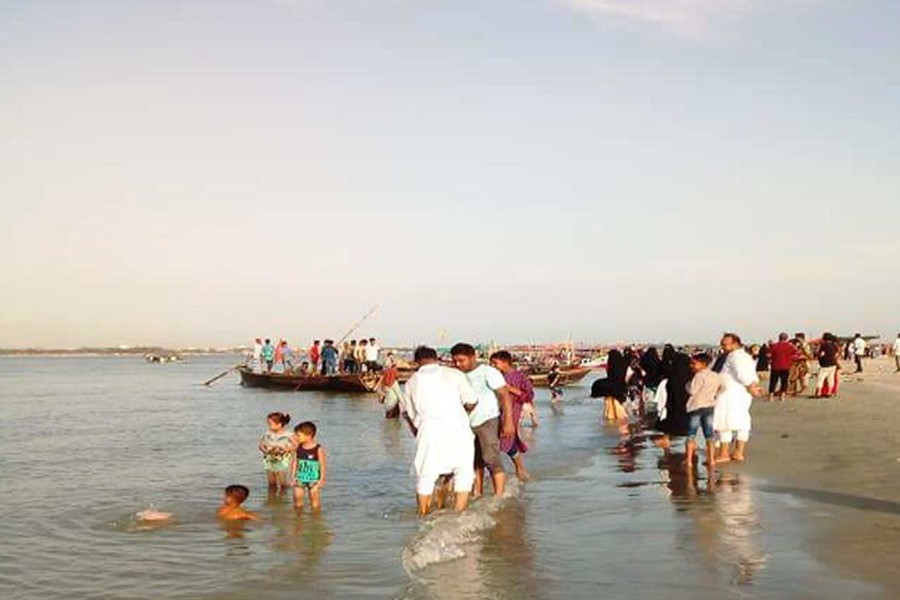 Tourists having the touch of Cox's Bazar at Meghna river bank in Chandpur district — FE Photo