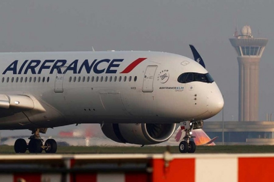 An Air France Airbus A350 airplane lands at the Charles-de-Gaulle airport in Roissy, near Paris, France April 2, 2021. REUTERS