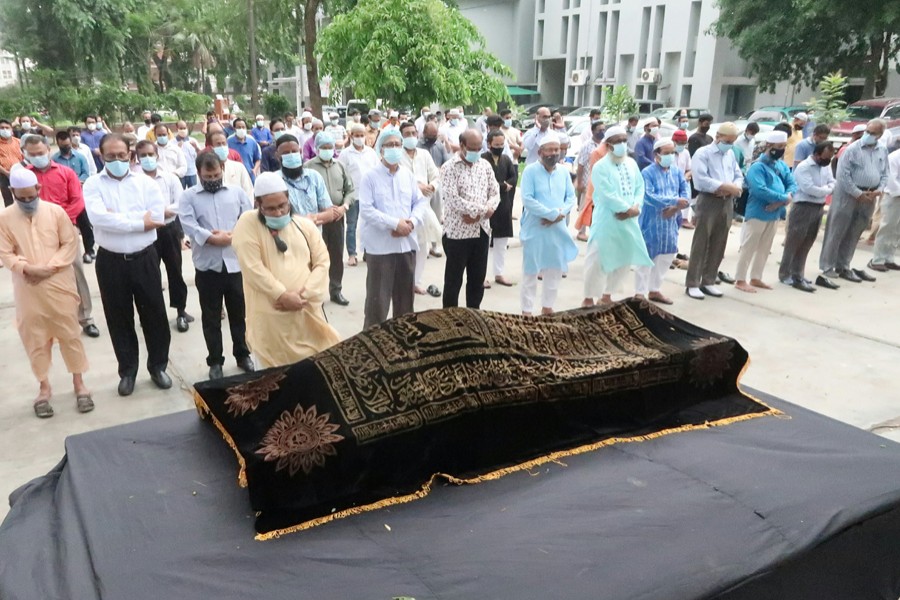 The veteran journalist was buried at Mirpur Martyred Intellectual Graveyard this afternoon following his second namaz-e-janaza at the National Press Club — FE photo