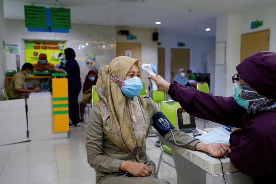 An Indonesian doctor has a temperature check before she receives a dose of the Sinovac's vaccine at a district health facility as Indonesia drives mass vaccination for the coronavirus disease (Covid-19), in Jakarta, Indonesia on January 19, 2021 — Reuters/Files