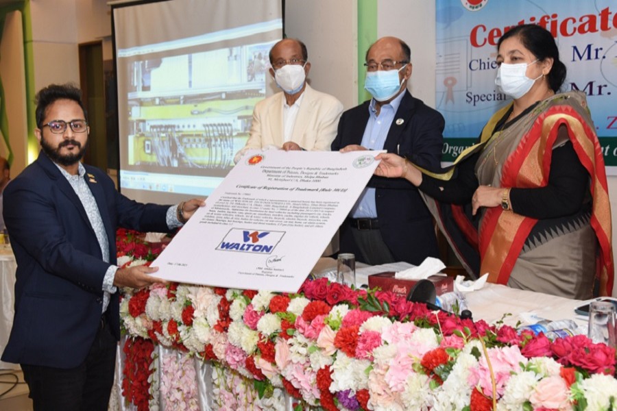 Walton Hi-Tech Industries Limited Managing Director Engineer Golam Murshed is receiving the trademark certificate from Industries Minister Nurul Majid Mahmud Humayun, State Minister for Industries Kamal Ahmed Majumder and Industries Secretary Zakia Sultana.