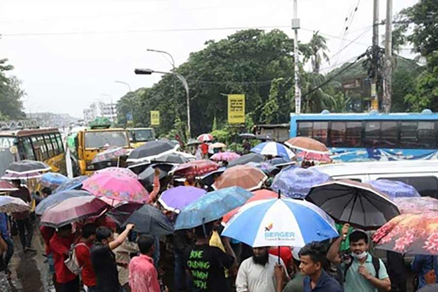 Chattogram workers block streets protesting transport ban keeping factories open