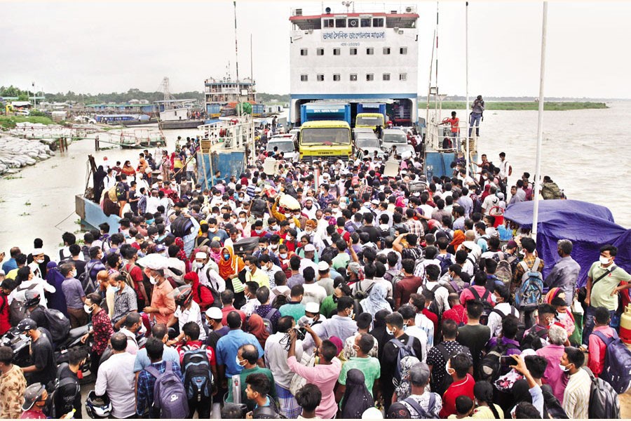 The ferry terminal in Shimulia, Munshiganj, witnesses an exodus of people leaving the capital city for their village homes on Wednesday, a day before the country enters a full lockdown aimed at limiting the spread of coronavirus — FE photo