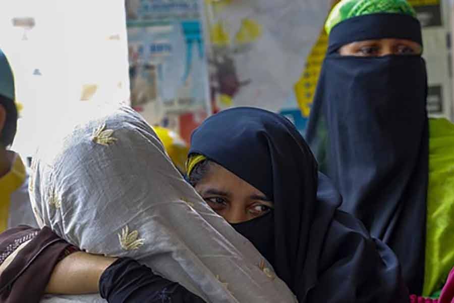 A woman breaks into tears after the death of her brother from COVID-19 at Dhaka Medical College Hospital on April 27 this year -bdnews24.com file photo