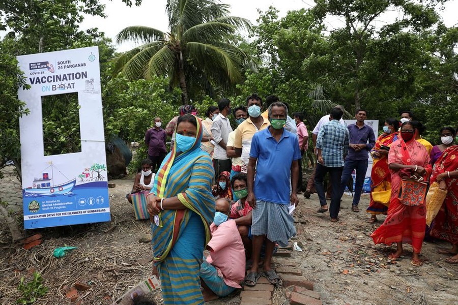 Villagers wait to receive a dose of COVISHIELD vaccine, a coronavirus disease (Covid-19) vaccine manufactured by Serum Institute of India, during "Vaccination on boat" programme in Gosaba Island in the eastern state of West Bengal, India on July 12, 2021 — Reuters photo