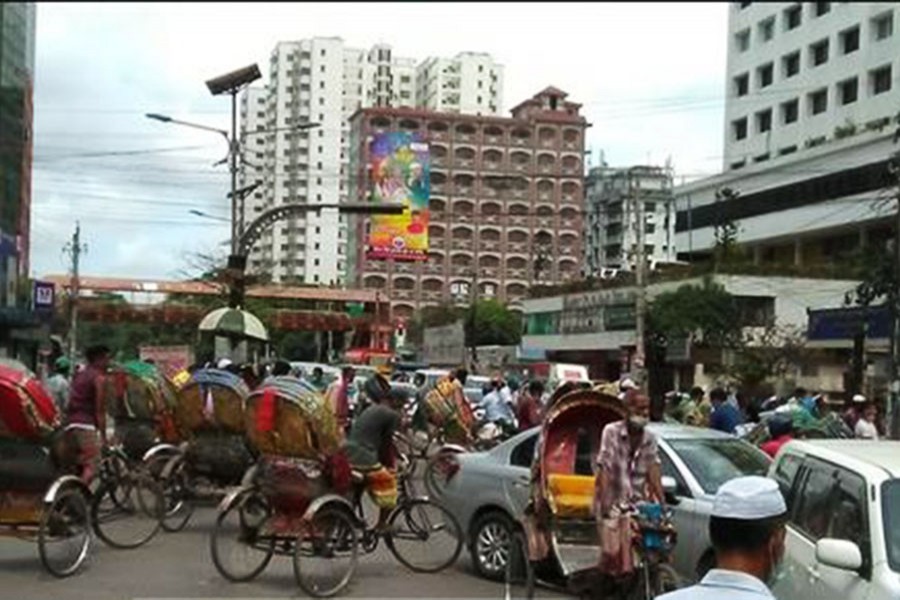 Traffic swells on Dhaka on final day of lockdown