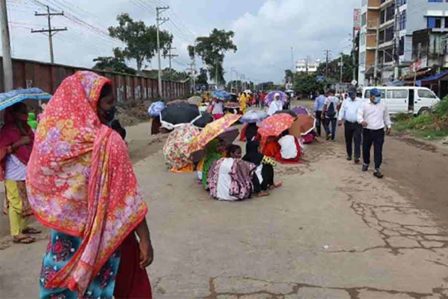 Garment workers block Gazipur road demanding salaries