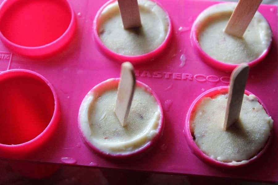 Experimenting ice-creams at home in summer