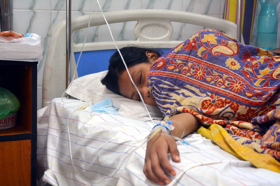 A child receives treatment for dengue fever at Holy Family Hospital in Dhaka — Focus Bangla photo