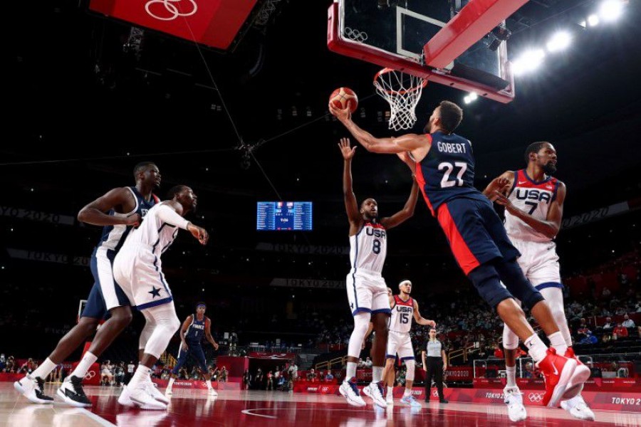 Tokyo 2020 Olympics - Basketball - Men - Gold medal match - France v United States - Saitama Super Arena, Saitama, Japan - August 7, 2021. Rudy Gobert of France in action with Khris Middleton of the United States and Kevin Durant of the United States REUTERS/Brian Snyder