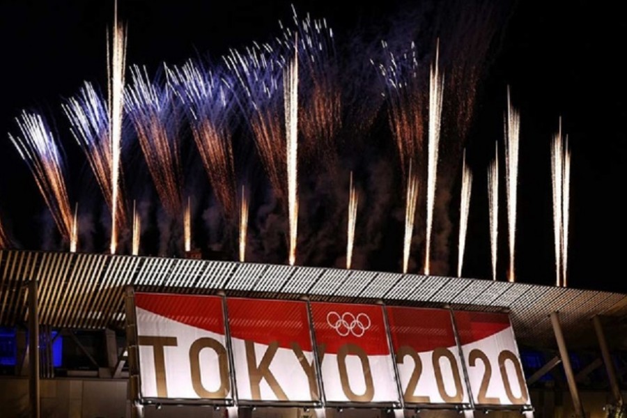 Tokyo 2020 Olympics - The Tokyo 2020 Olympics Closing Ceremony - Olympic Stadium, Tokyo, Japan - August 8, 2021. General view of fireworks above the stadium during the closing ceremony REUTERS/Thomas Peter