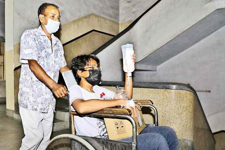 A man pushing a dengue-infected patient on a wheelchair in Holy Family Red Crescent Hospital on July 27 this year — FE file photo