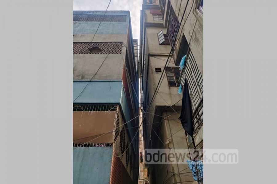 Panic as six-storey building leans in Dhaka’s Sutrapur; another next door at risk