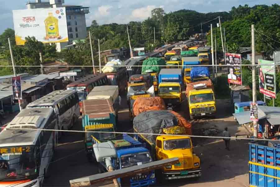 Hundreds of vehicles stranded at Paturia as strong current disrupts ferry services