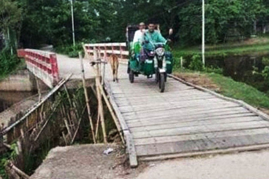 Photo shows the bamboo-made platform on the approach to a bridge in Jogannathpur of Sunamganj — FE Photo