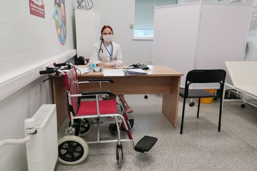 Tatiana Kadochnikova, a GP, waits for recipients of the coronavirus disease (COVID-19) vaccine at a vaccination point opened in a Leroy Merlin hardware store in Belgorod, Russia August 10, 2021. Picture taken August 10, 2021. REUTERS/Polina Nikolskaya