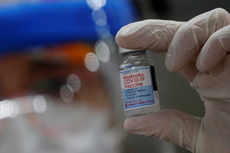 Health worker Carla Diaz holds a vial of the Moderna vaccine against the coronavirus disease (COVID-19) at a vaccination centre in Buenos Aires, Argentina Aug 9, 2021. REUTERS/Agustin Marcarian