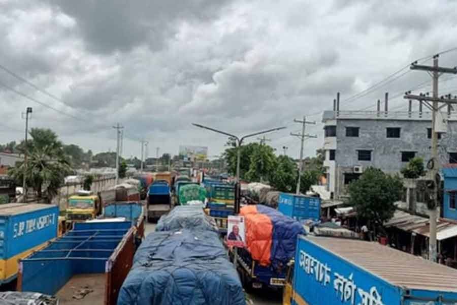 Exports through Benapole rebound, locals and commuters face traffic chaos