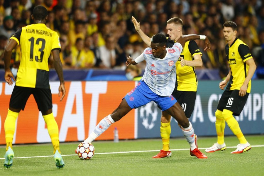 Soccer Football - Champions League - Group F - BSC Young Boys v Manchester United - Stadion Wankdorf, Bern, Switzerland- September 14, 2021 Manchester United's Paul Pogba in action with BSC Young Boys' Miralem Sulejmani REUTERS/Arnd Wiegmann