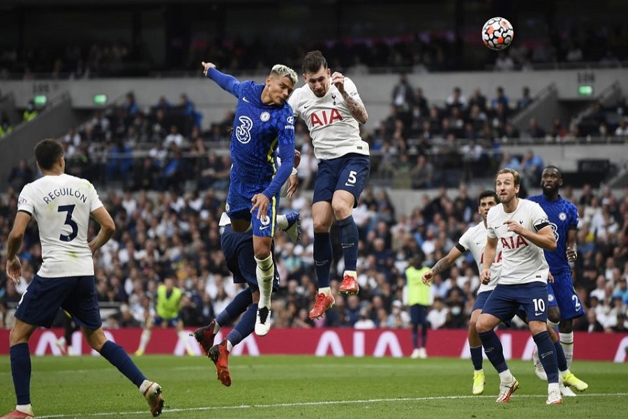 Football - Premier League - Tottenham Hotspur v Chelsea - Tottenham Hotspur Stadium, London, Britain - September 19, 2021 Chelsea's Thiago Silva heads at goal Reuters/Tony Obrien