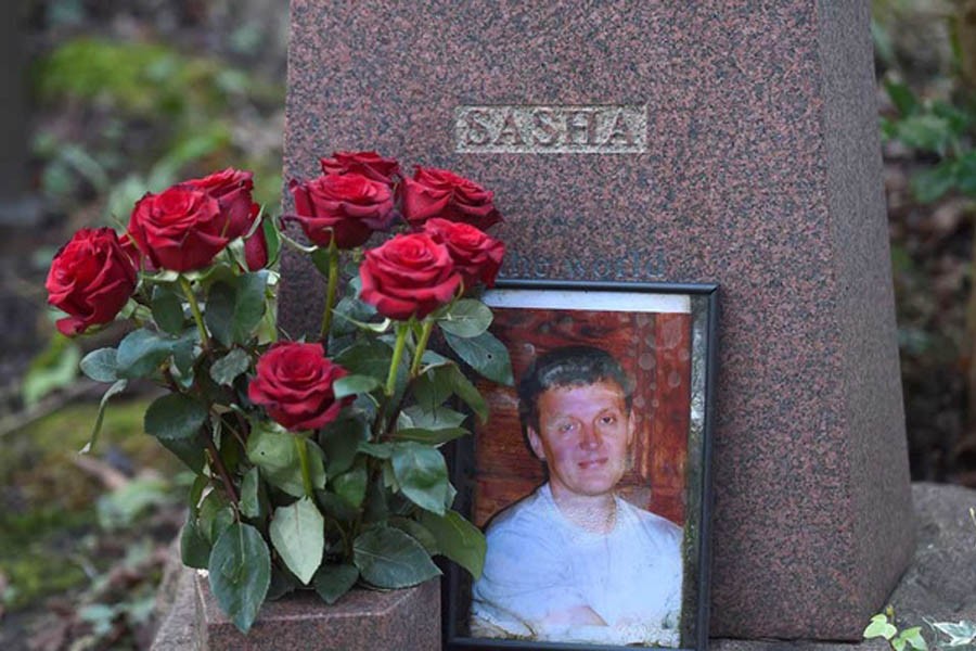 FILE PHOTO: The grave of murdered ex-KGB agent Alexander Litvinenko is seen at Highgate Cemetery in London, Britain, January 21, 2016. REUTERS/Toby Melville/File Photo