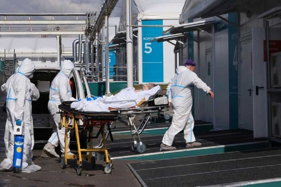 Medical specialists wearing protective gear transport a person on a stretcher outside a hospital for patients infected with the coronavirus disease (COVID-19) on the outskirts of Moscow, Russia July 2, 2021. REUTERS/Tatyana Makeyeva