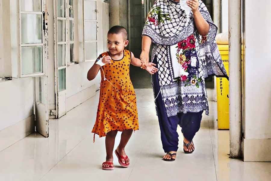 Ayesha, a little girl undergoing treatment for dengue fever at Holy Family Red Crescent Medical College Hospital in the city, is taking an evening stroll on the hospital corridor on August 30 this year. Amid Covid-19 crisis, dengue sets alarm bells ringing for residents, especially for children —FE file photo