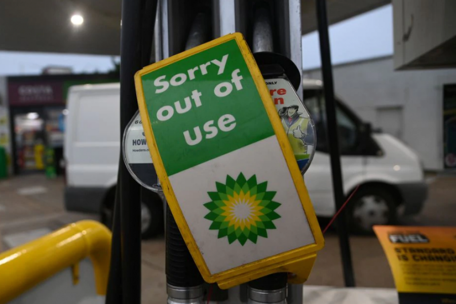 “Out of use” signs are placed over pumps at a petrol station in London, Britain, September 24, 2021. REUTERS/Toby Melville