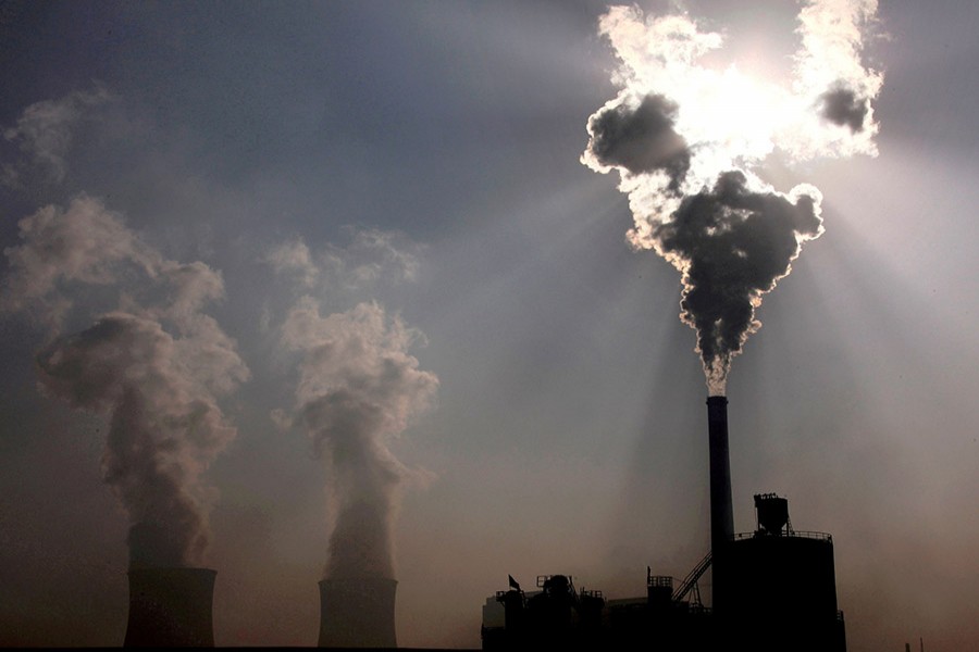 A coal-burning power plant can be seen in the city of Baotou, in China's Inner Mongolia Autonomous Region, October 31, 2010. REUTERS/David Gray