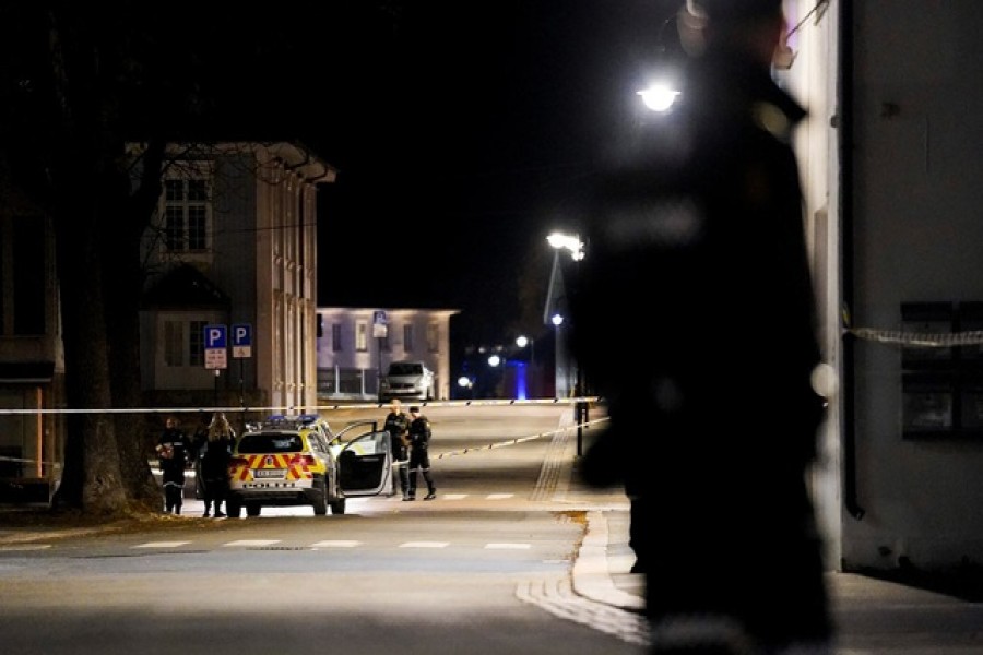 Police officers investigate after several people were killed and others were injured by a man using a bow and arrows to carry out attacks, in Kongsberg, Norway, Oct 13, 2021. Hakon Mosvold Larsen/NTB/via REUTERS