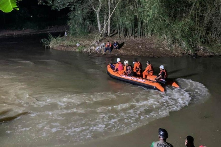 11 kids drowned, 10 rescued in Indonesian river cleanup