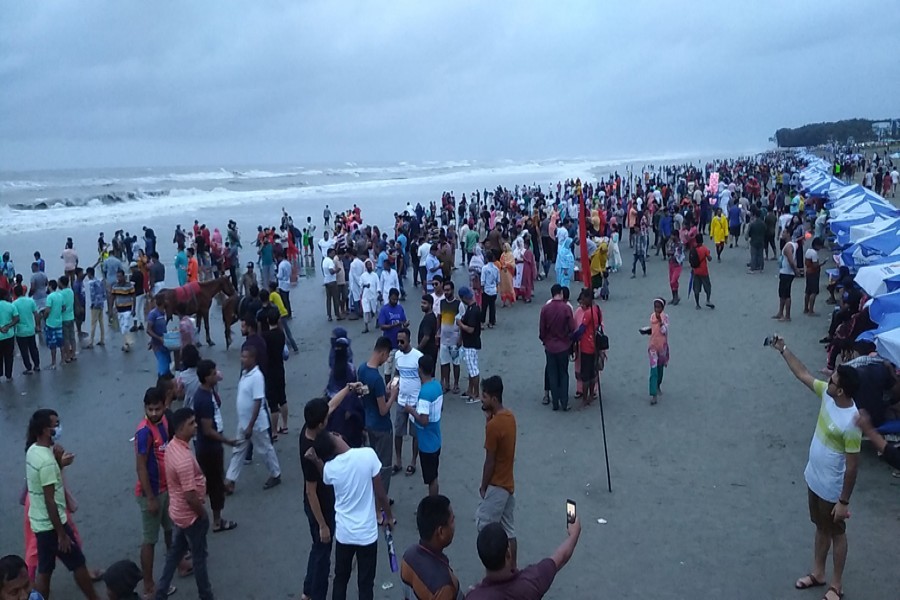 Tourists in their thousands thronged the world’s longest sea beach in Cox's Bazar on the weekend — FE Photo