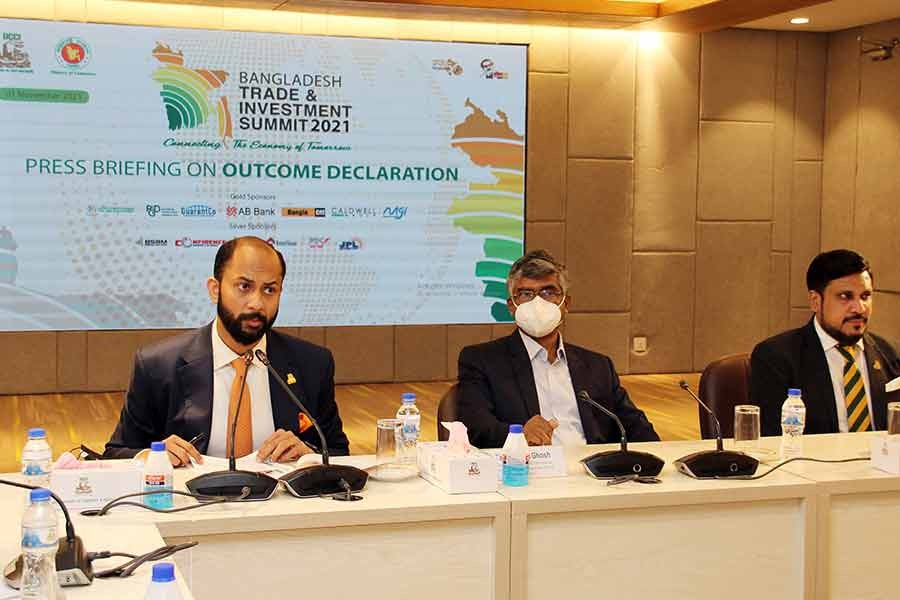 Commerce Secretary Tapan Kanti Ghosh and DCCI President Rizwan Rahman (left) addressed a press conference the auditorium of Dhaka Chamber of Commerce and Industry (DCCI) on Monday –DCCI Photo