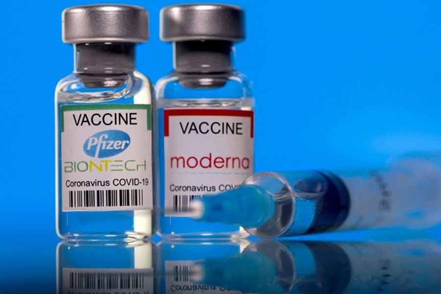 France recommends Pfizer COVID-19 vaccine instead of Moderna for under 30s