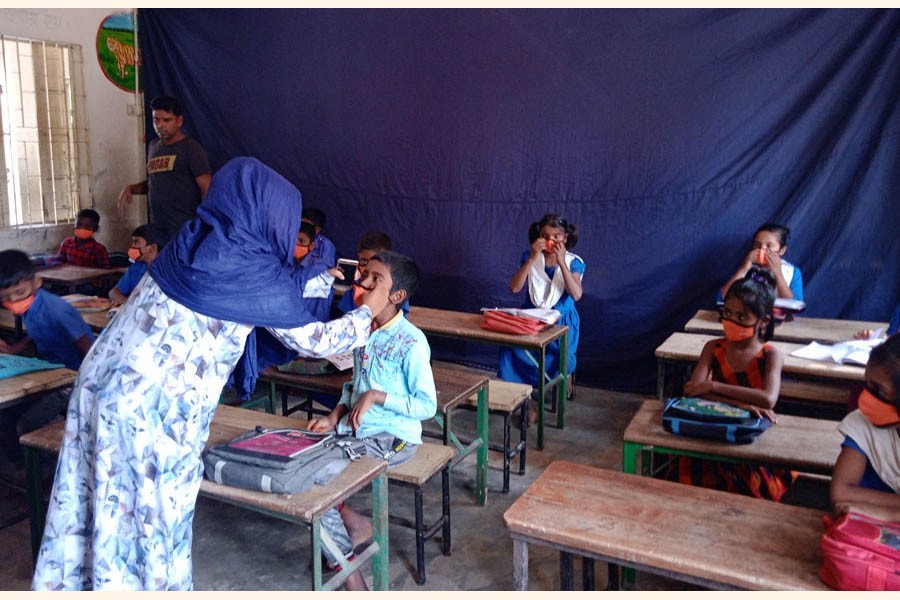 Photo shows a classroom at Unahat Singra Government Primary School under Dupchanchia upazila in Bogura — FE Photo