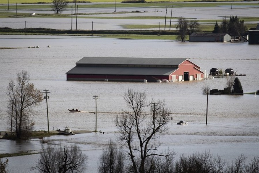 People in a boat travel across flooded farmland in Abbotsford, British Columbia, Canada, Nov. 16. AP-Yonhap