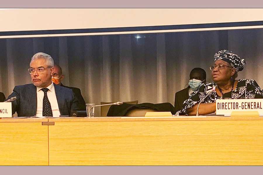 General council chair Ambassador Dacio Castillo (L) and Director-General Ngozi Okonjo-Iweala (R) — WTO photo