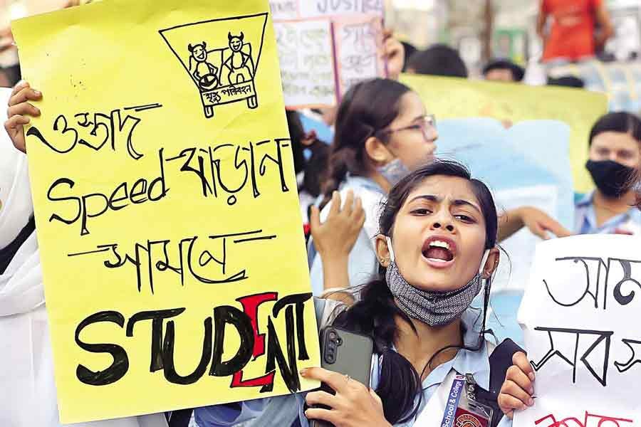 Students from Viqarunnisa Noon School and College staged a demonstration carrying placards at Shantinagar intersection in the city on Thursday protesting the death of Notre Dame College student Naim Hasan in a gurbage truck crash and demanding road safety —FE file photo