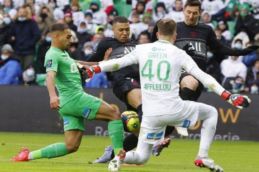 Football - Ligue 1 - AS Saint-Etienne v Paris St Germain - Stade Geoffroy-Guichard, Saint-Etienne, France - November 28, 2021 Paris St Germain's Kylian Mbappe and Lionel Messi in action with AS Saint-Etienne's Etienne Green REUTERS/Eric Gaillard