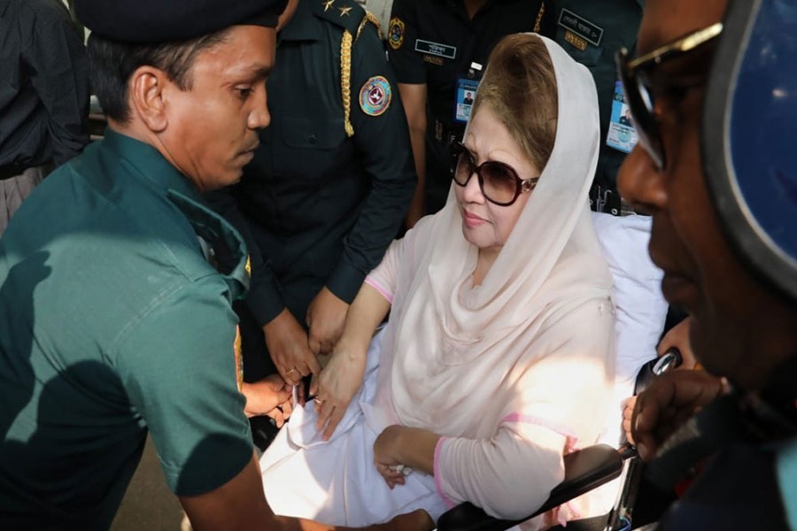 Khaleda can fly in any foreign doctor for treatment, says Momen