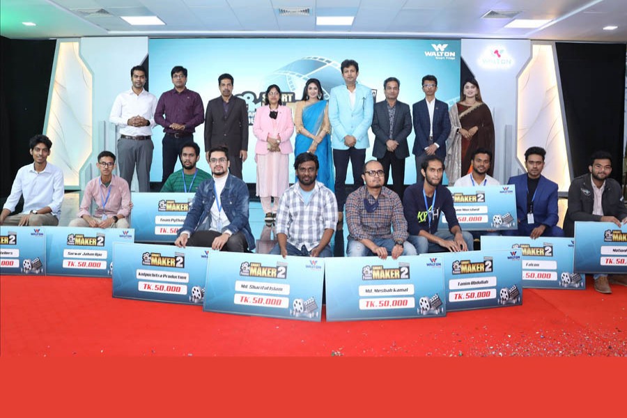 The ten winners of the first round of ‘Walton Smart Fridge, Smart Maker-Season 2’ contest pose with the guests.