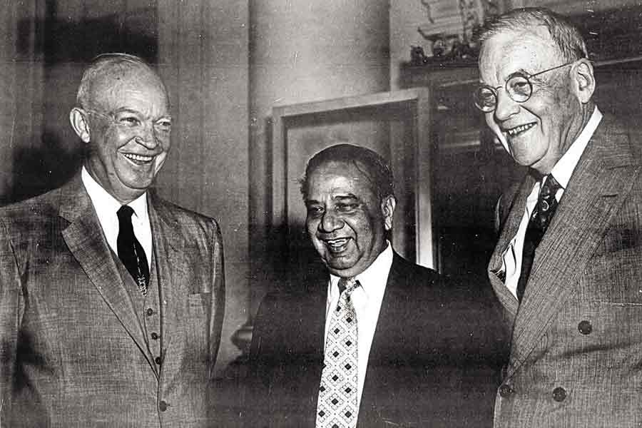 Pakistan's then Prime Minister Huseyn Shaheed Suhrawardy (M) at a meeting with the US President Dwight Eisenhower (L) in Washington D.C. 1957 —Wikiquote Photo