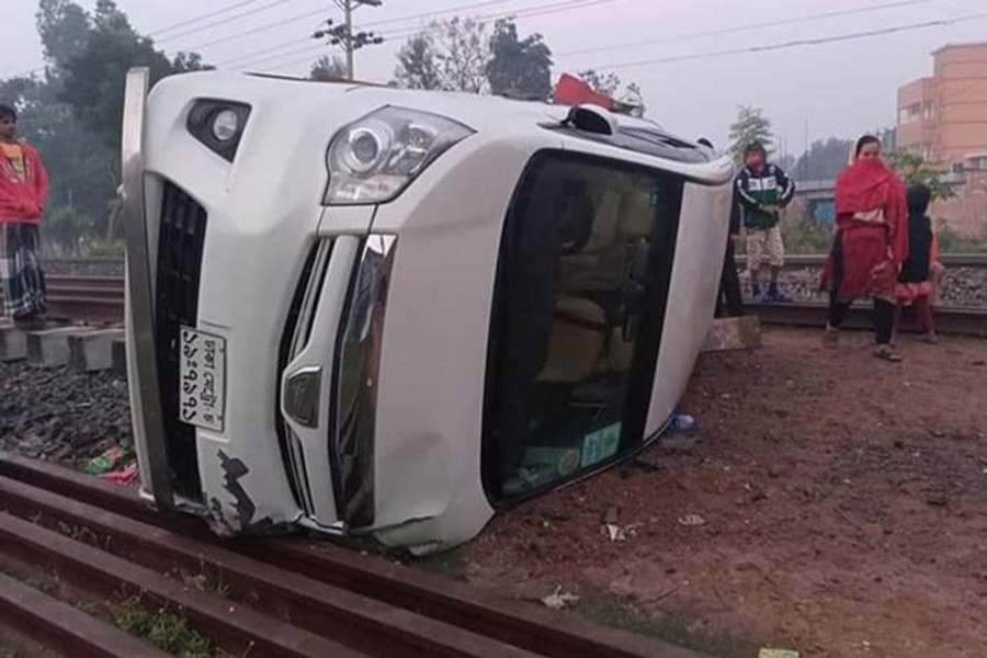 Train rams microbus at Dhaka level crossing, two die