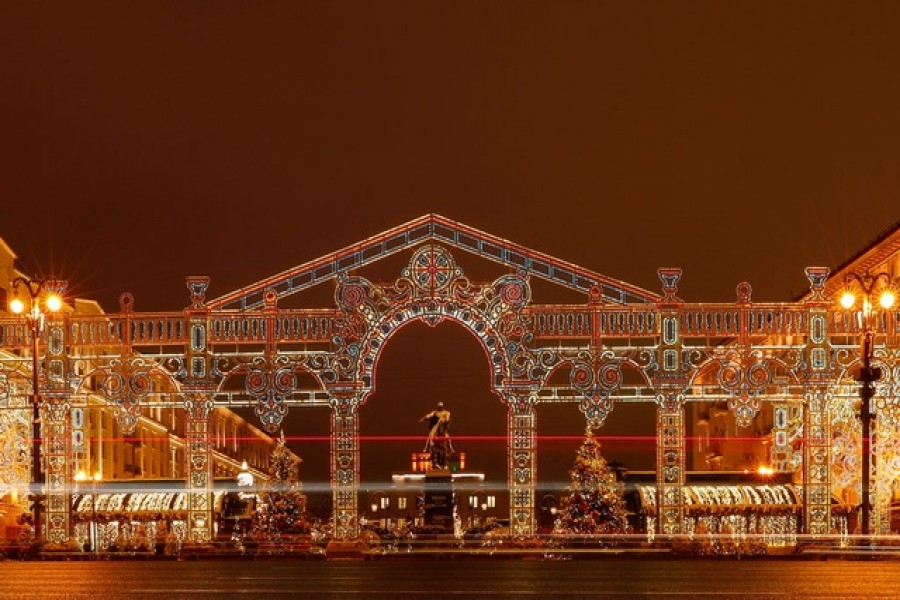 Cars drive past an illuminated installation assembled ahead of the New Year and Christmas season in central Moscow, Russia Dec 15, 2021. REUTERS/Evgenia Novozhenina