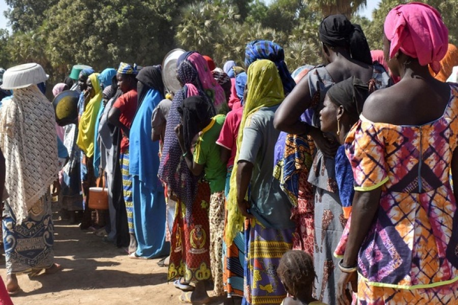 Cameroonians who fled deadly intercommunal violence between Arab Choa herders and Mousgoum and Massa farming communities queue to receive food at a temporarily refugee camp on the outskirts of Ndjamena, Chad, Dec 13, 2021. REUTERS/Mahamat Ramadane