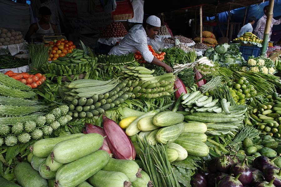 Prices of nearly all essentials remain steady at Dhaka’s kitchen markets