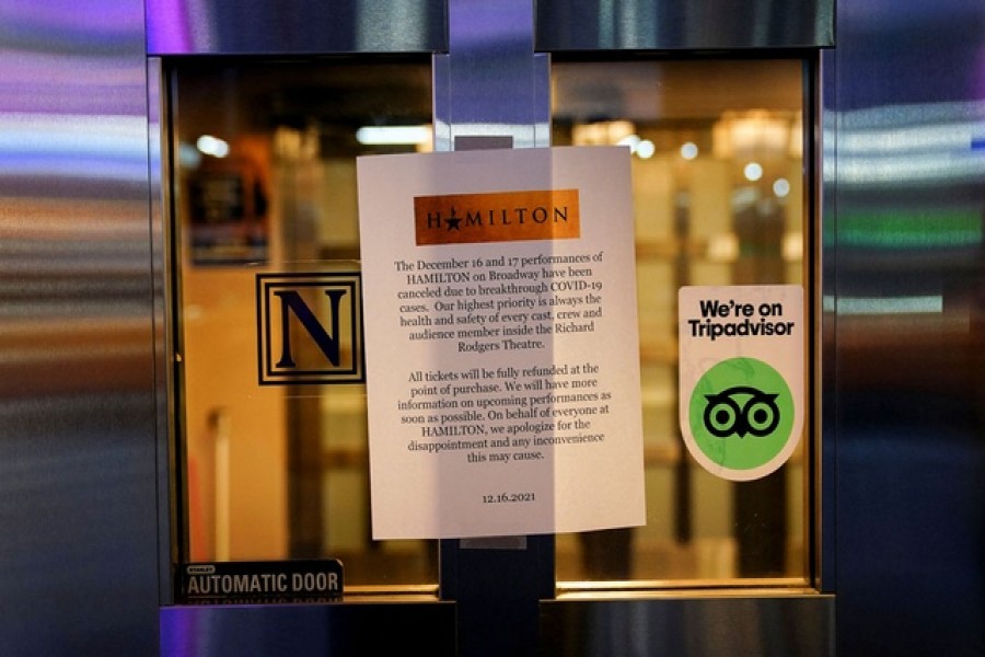 A sign on the door of the Richard Rodgers Theatre announces cancellations of the Hamilton broadway shows due to breakthrough COVID-19 cases during the coronavirus disease (COVID-19) pandemic in the Manhattan borough of New York City, New York, US, Dec 16, 2021. REUTERS/Carlo Allegri