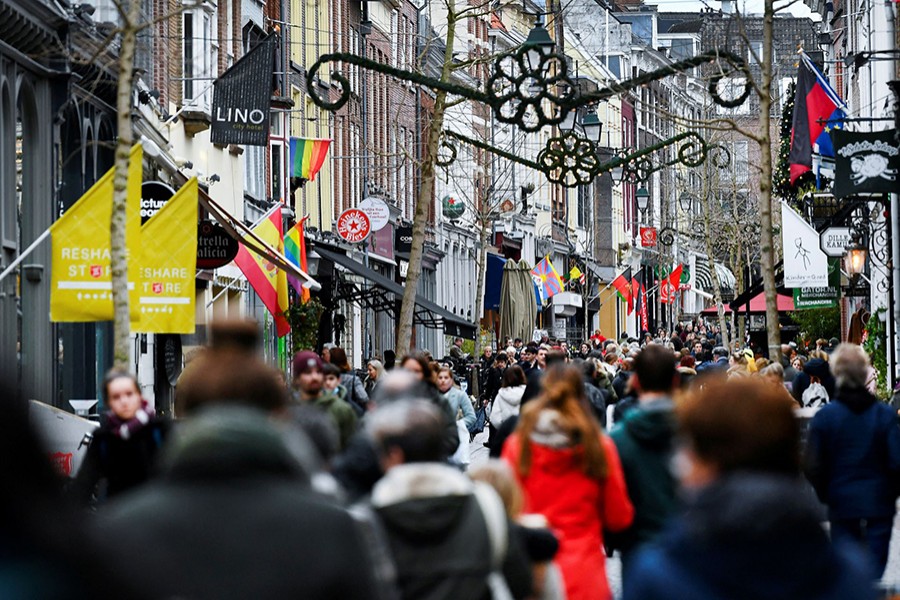 People do their Christmas shopping before the Dutch government's expected announcement of a "strict" Christmas lockdown to curb the spread of the Omicron coronavirus variant, in the city centre of Nijmegen, Netherlands on December 18, 2021 — Reuters/Files