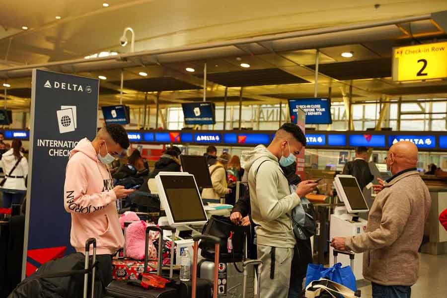 Passengers lining up at John F. Kennedy International Airport in Queens of New York City in the US on Friday after airlines announced numerous flights were cancelled during the spread of the Omicron coronavirus variant on Christmas Eve -Reuters photo