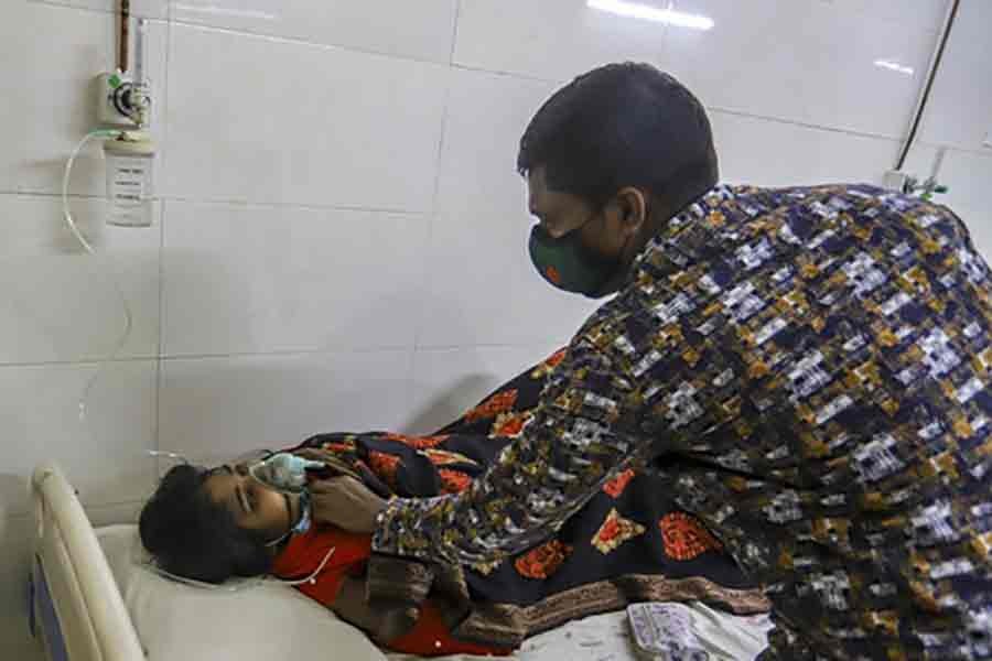 A woman receiving treatment for respiratory issues in Shaheed Suhrawardy Medical College Hospital's new Covid ward on January 8 this year -bdnews24.com file photo